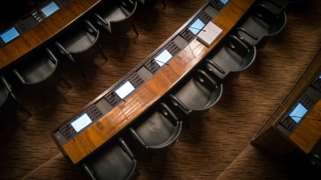 Leere Plätze im Plenarsaal – Sinnbild für das fehlende Wahlrecht vieler Menschen trotz Lebensmittelpunkt in Deutschland